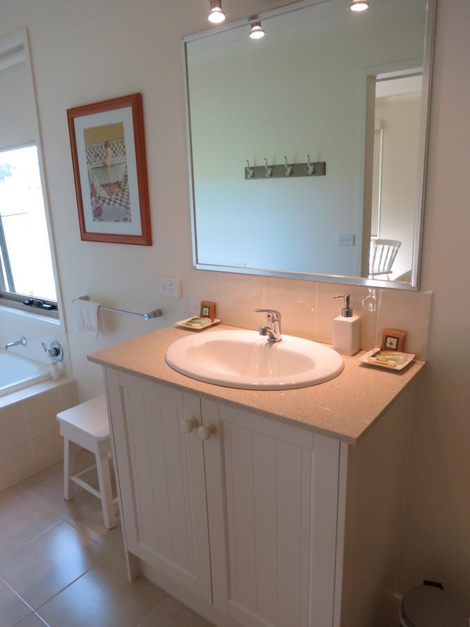 Little Lake Cottage Nyora Room photo